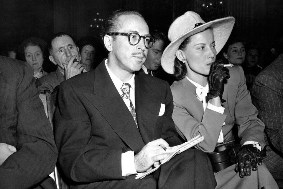 Trumbo en 1947, junto a su esposa, el día que declaró ante el Comité de Actividades Antinorteamericanas. Atrás, Bertolt Brecht.
