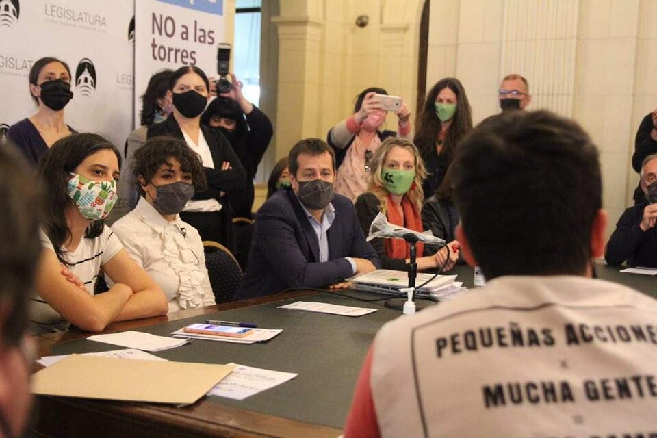 Costa Salguero: entregaron firmas contra la privatización