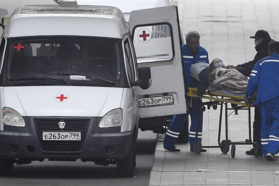 Ingresan a un paciente de covid en el hopital Kommunarka cerc de Moscú.  (Fuente: AFP)