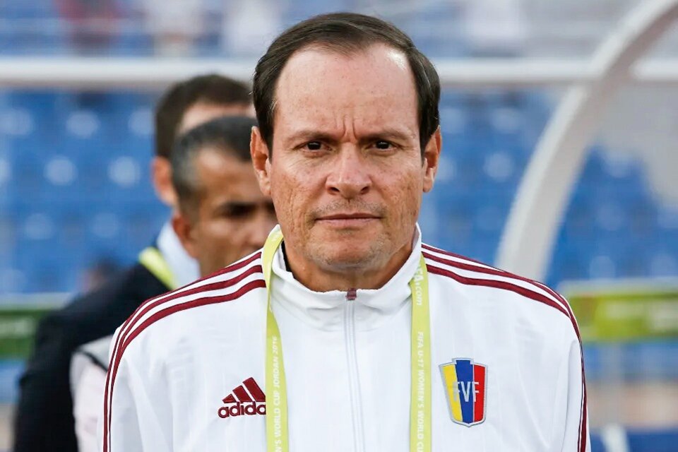 Kenneth Zseremeta es el entrenador acusado por las futbolistas venezolanas (Fuente: FIFA)