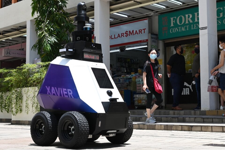 Singapur puso robots a patrullar las calles y preocupa la violación de la privacidad y las libertades individuales (Fuente: AFP)
