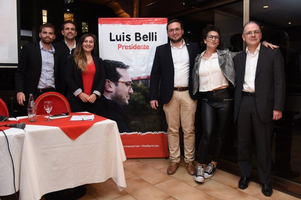 Belli (cuarto desde la izquierda) junto a todo su equipo  (Fuente: Leandro Taborda)