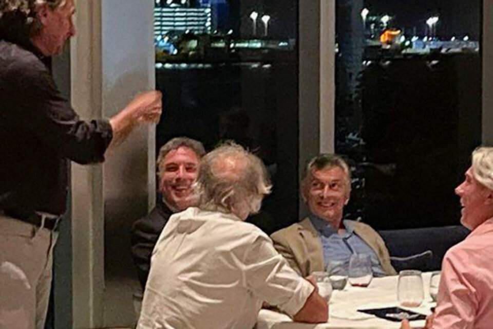 Macri, en un restaurante de Miami junto a su exministro Nicolás Dujovne y su primo Ángelo Calcaterra.