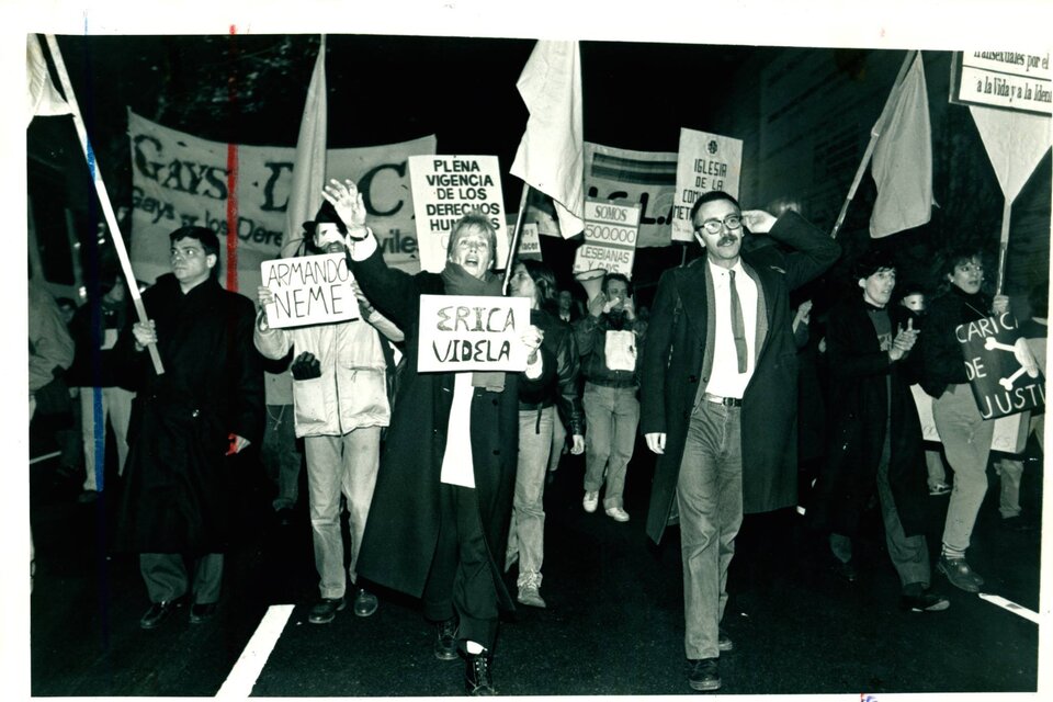 Primera Marcha del Orgullo donde se ve a Carlos Jáuregui, Ilse Fuskova, Karina Urbina y Rafael Freda.  (Fuente: Archivo Sexo y Revolución)