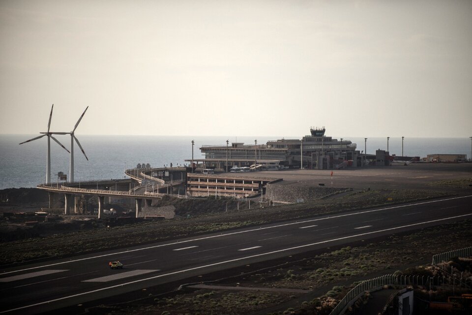 El aeropuerto de la Isla de La Palma, en Canarias, debió ser cerrado porque las cenizas del volcán Cumbre Vieja lo volvieron inoperable. (Fuente: AFP)