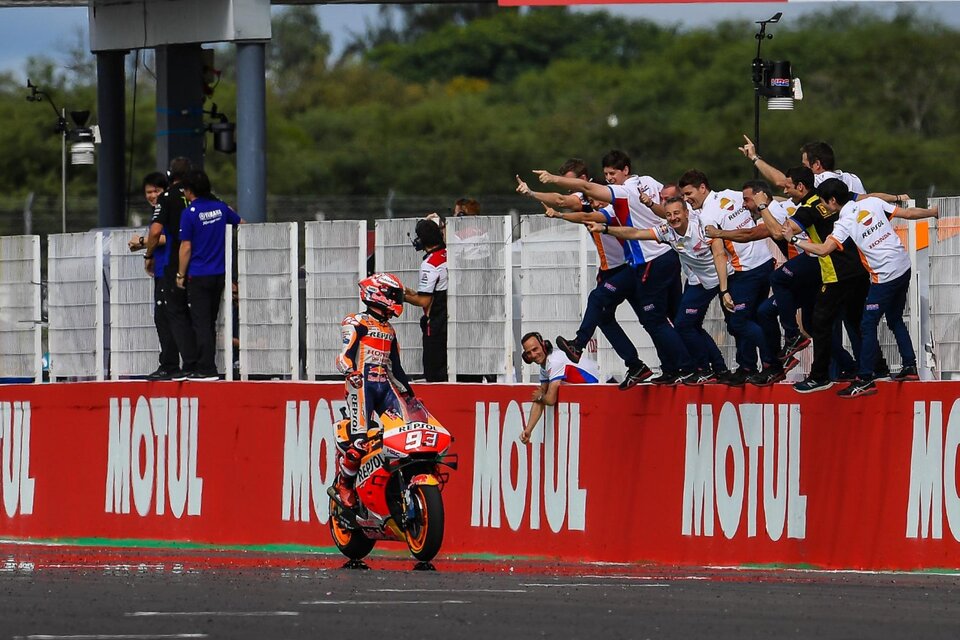 Marc Márquez celebra su triunfo en el circuito de Termas de Río Hondo (Fuente: NA)