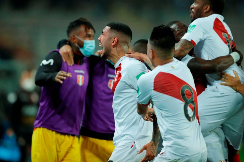 El festejo de los jugadores peruanos (Fuente: EFE)