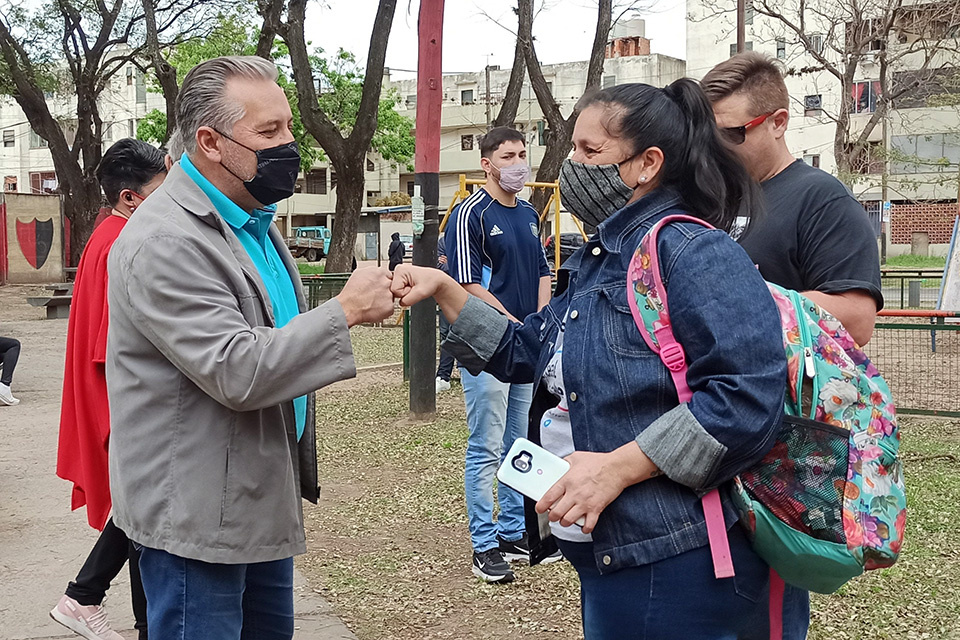 Lewandowski ayer en la plaza Rodolfo Walsh en contacto con vecinos.