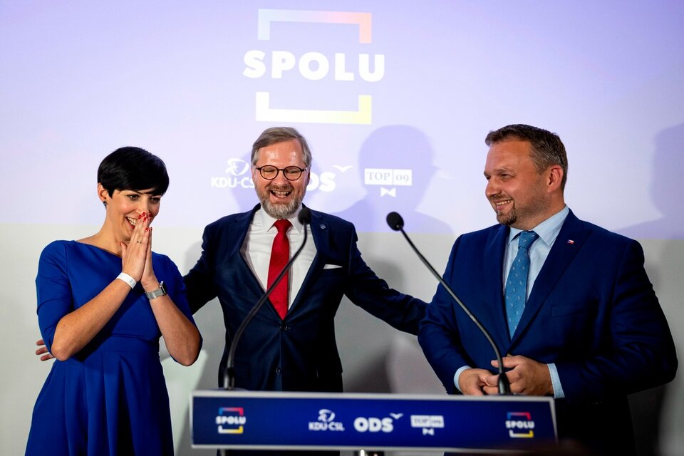  Petr Fiala (centro), candidato a primer ministro de la coalición opositora, festeja con sus seguidores en Praga.  (Fuente: EFE)