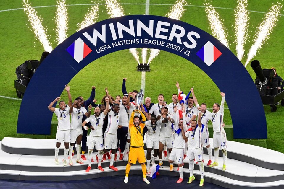 Les Bleus festejan la corona de la Nations League tras vencer a España