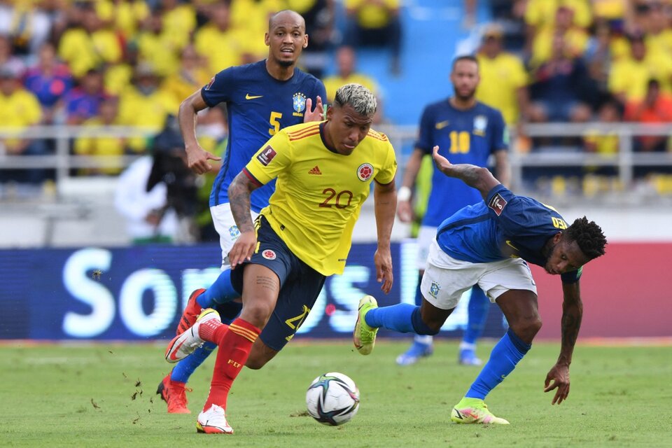 Roger Martínez se lleva el balón ante los defensores brasileños (Fuente: EFE)