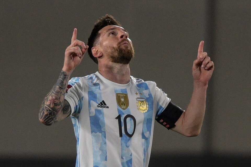 Messi mira el cielo, el fútbol lo celebra (Fuente: AFP)
