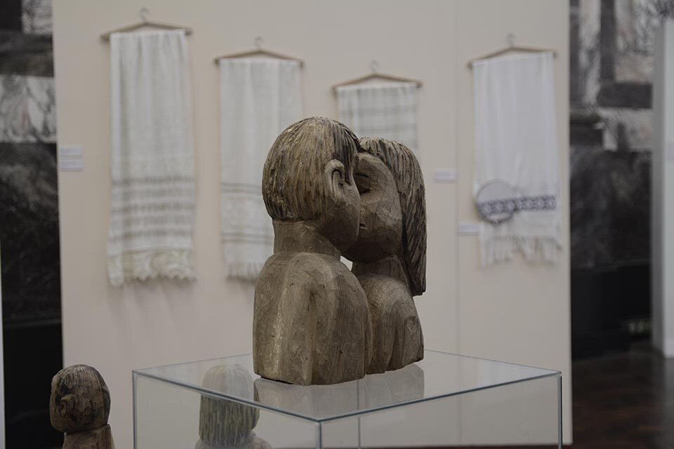 José y Gabriel Escobar: "Beso", talla en madera, 2015. (Fuente: Sebastián Joel Vargas)