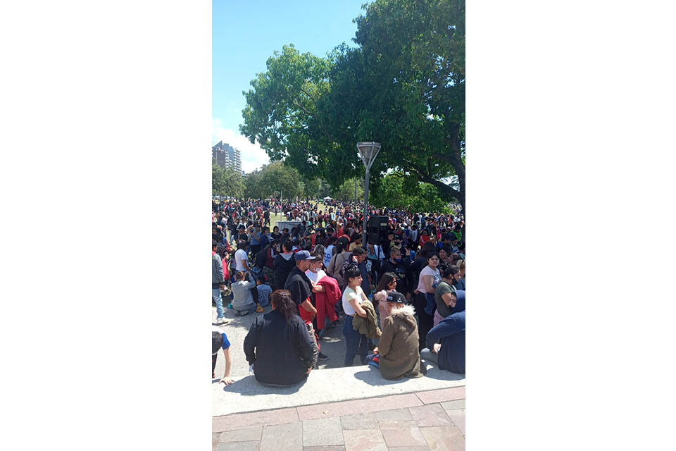 Una inusitada multitud se manifestó junto al Monumento. 