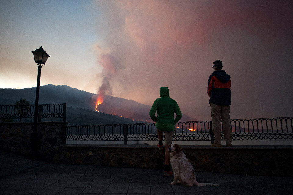 Otras 800 personas debieron ser evacuadas en La Palma por el avance de la lava del volcán Cumbre Vieja. (Fuente: AFP)