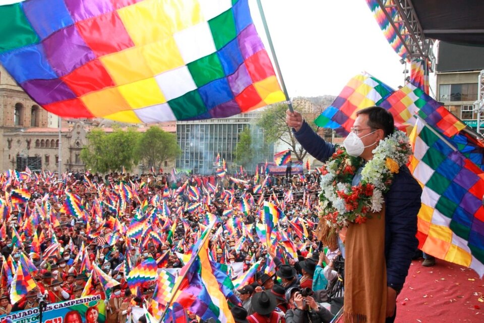 Al ritmo del wiphalazo, el oficialismo copó las principales ciudades de Bolivia