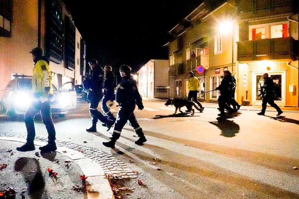 Un comando policial patrulla la ciudad de Kongsberg.  (Fuente: EFE)