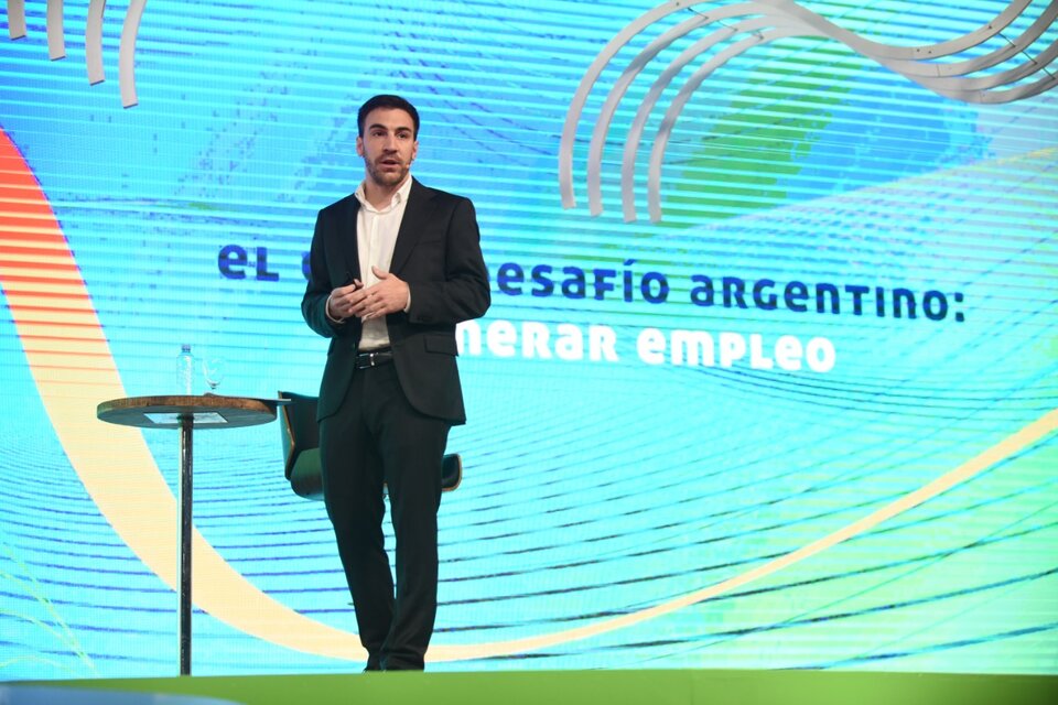 Santiago Bulat, economista jefe de IDEA, se encargó de presentar la propuesta.