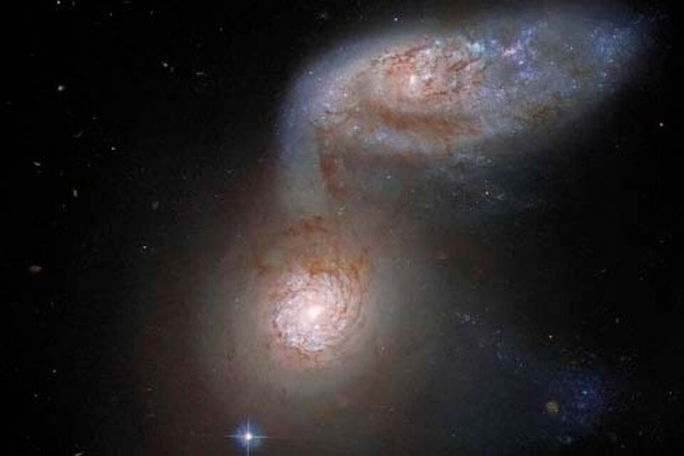 La impactante imagen que captó el telescopio Hubble: el instante en que dos galaxias se fusionan 