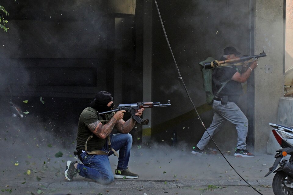 Milicianos de Hezbollah disparan contra grupos armados cristianos en Beirut. (Fuente: AFP)