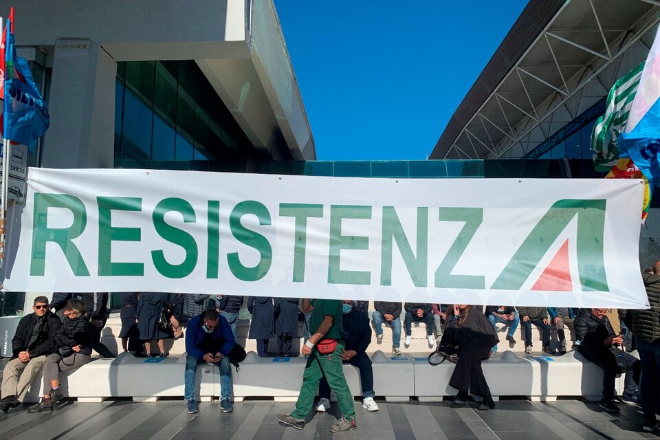 Los trabajadores resisten en Roma el cierre de Alitalia (Fuente: EFE)