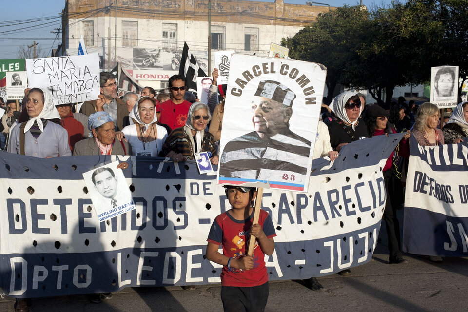 Desde hace más de 30 años se realizan marchas en reclamo de justicia para las víctimas del Apagón de Ledesma. (Fuente: Télam)