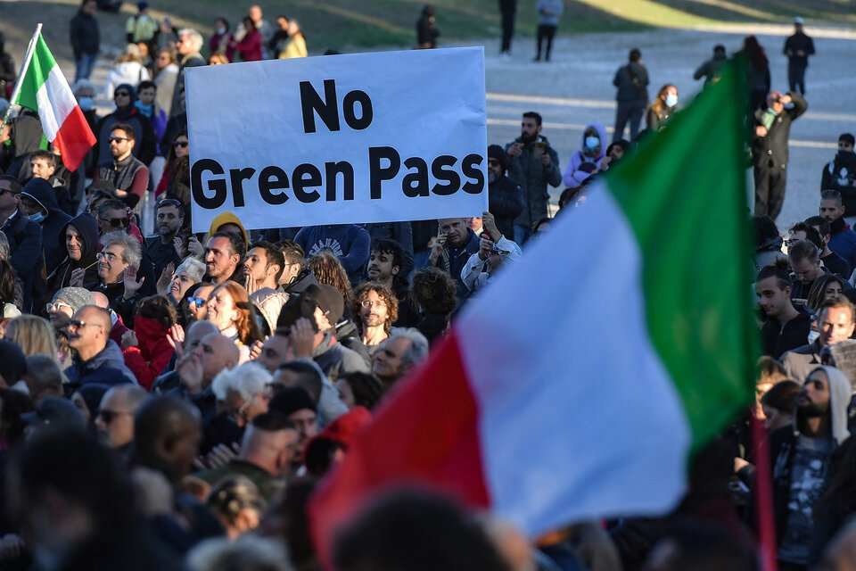 Protesta contra el Pase Verde este viernes en el Circo Máximo de Roma. (Fuente: AFP)