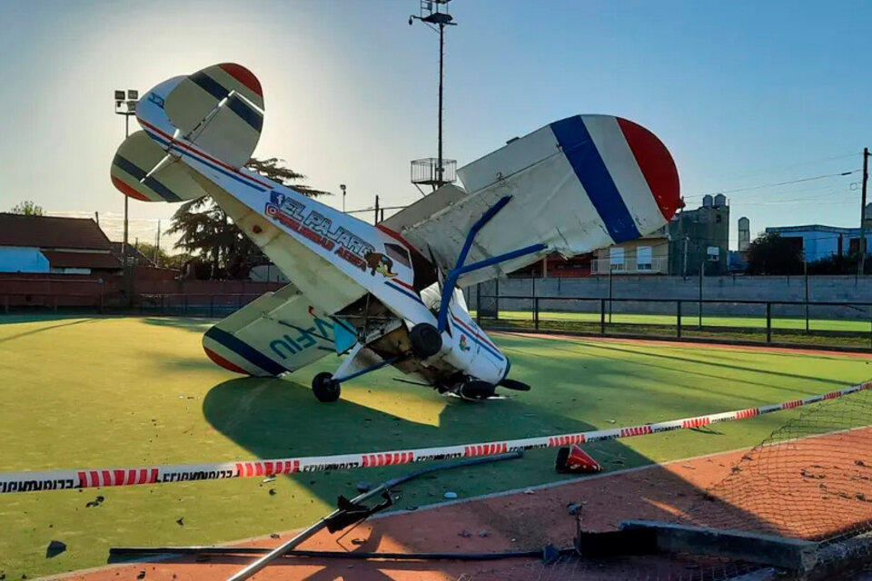 La avioneta que cayó el Burzaco, en una cancha de hockey del club Pucará.