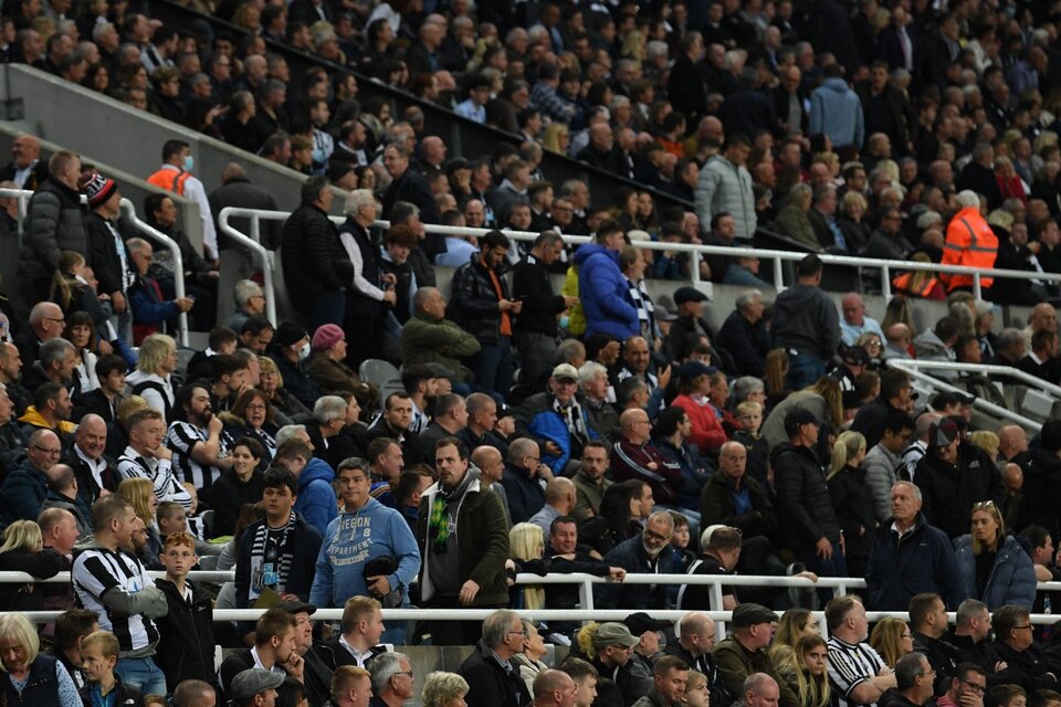 Susto en St. James Park, el estadio de Newcastle. (Fuente: AFP)