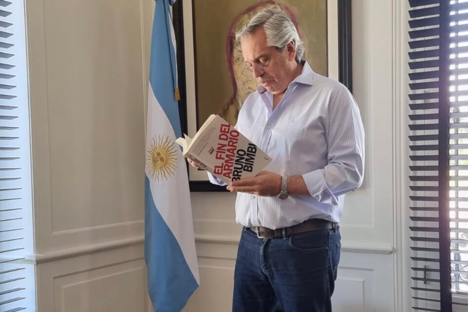 Alberto Fernández leyendo "El fin del armario", uno de los escritos retirados en las escuelas de Castellón.