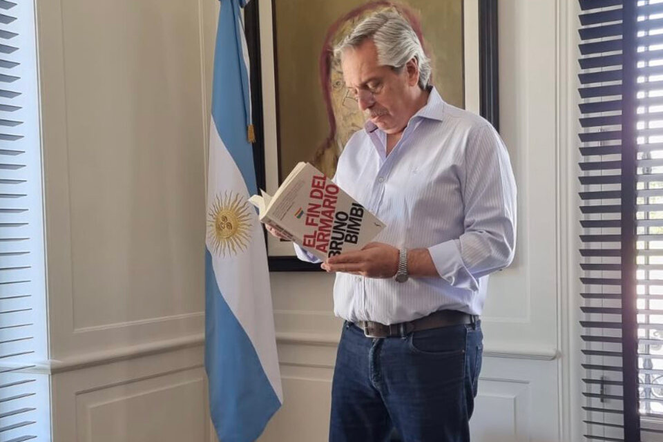 Alberto Fernández leyendo "El fin del armario", uno de los escritos retirados en las escuelas de Castellón.