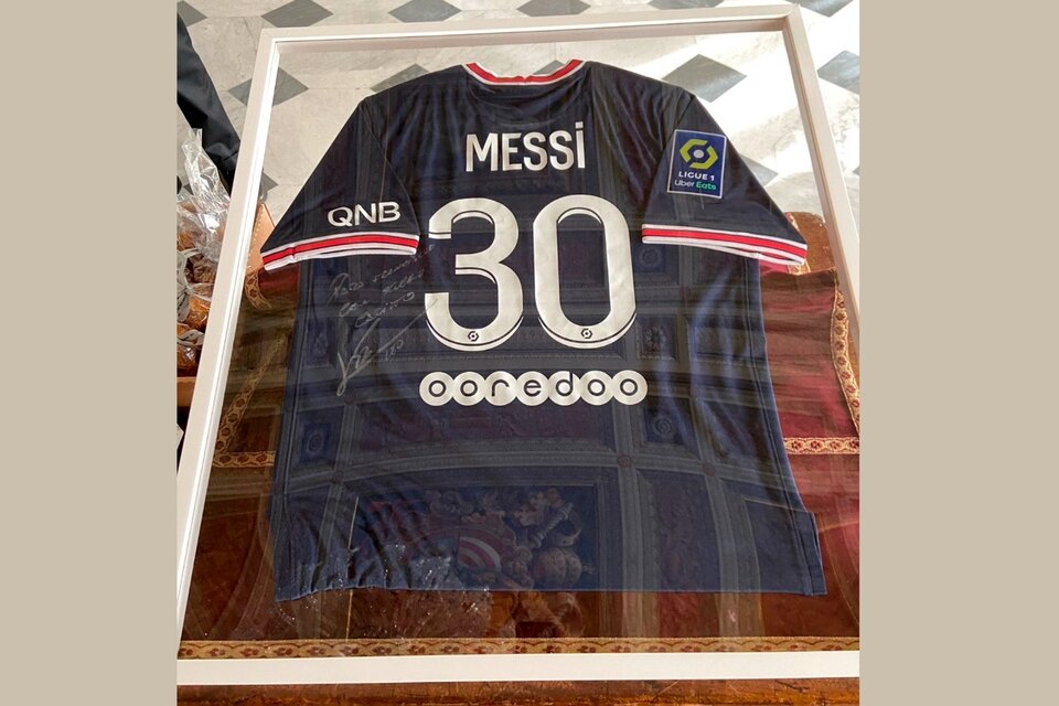 La camiseta autografiada que Messi le regaló a Francisco (Fuente: EFE)