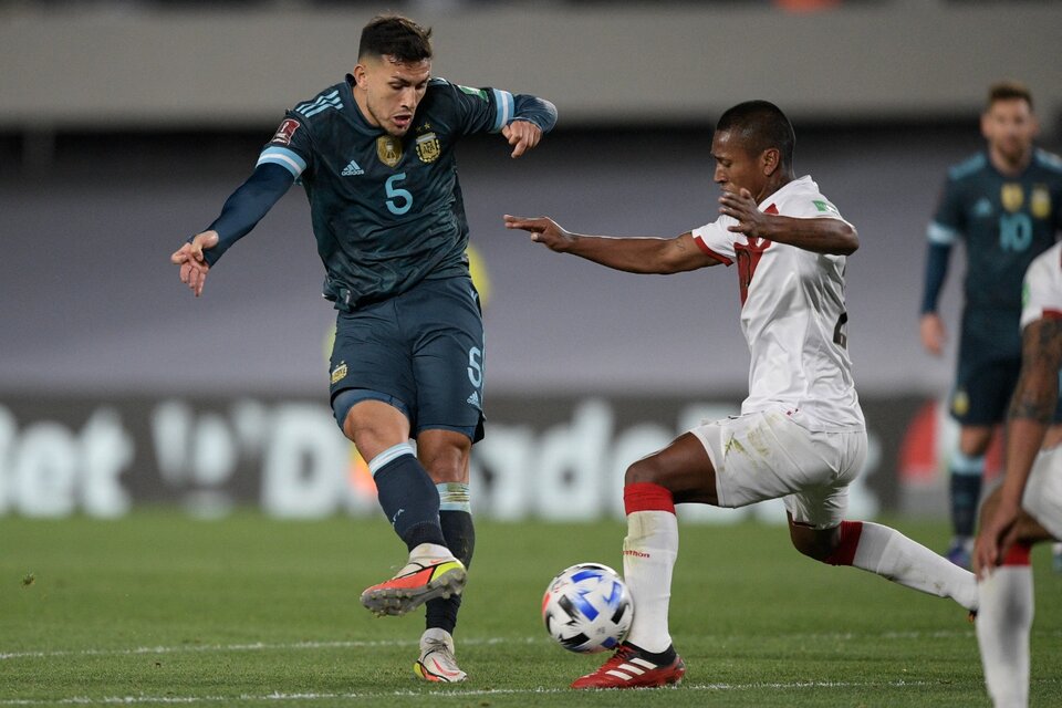 Paredes se retiró dolorido cuando promediaba el segundo tiempo ante Perú (Fuente: AFP)