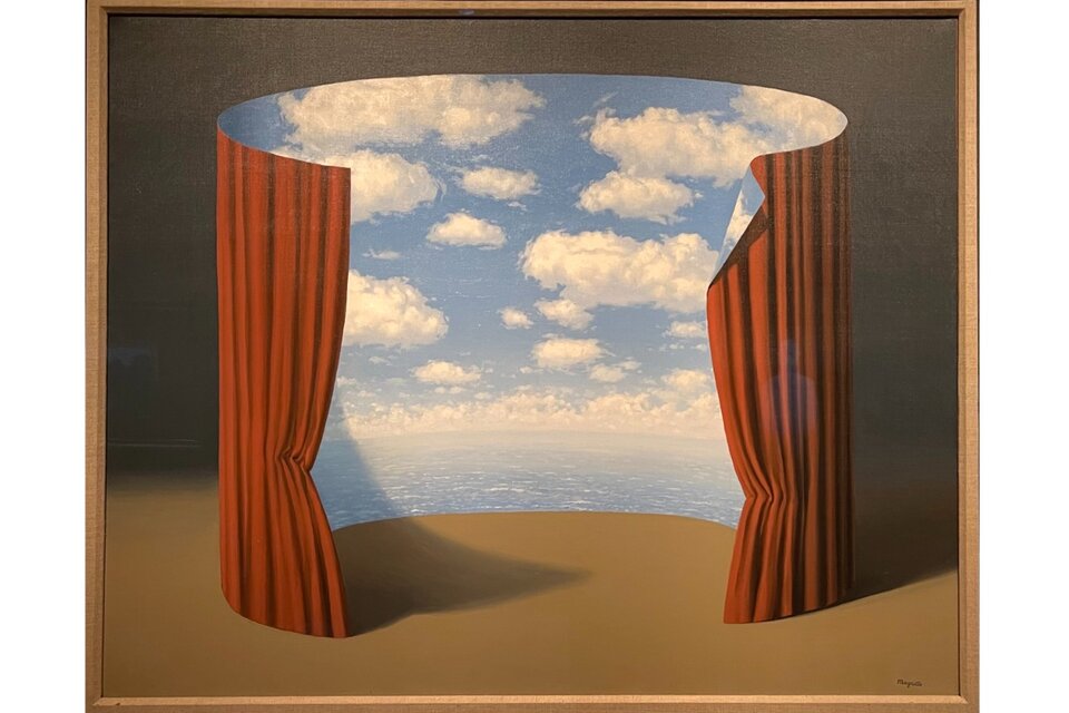 "Las memorias de un santo", óleo, 1960, de Magritte. Abajo: "Los paseos de Euclides", 1955, de Magritte. Más abajo: "La bella cautiva", 1931, de Magritte.