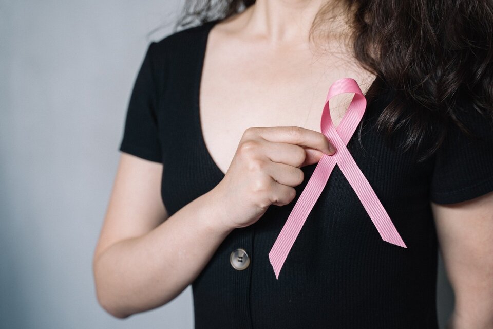 Los especialistas advierten sobre la importancia de la detección temprana del cáncer de mama para acceder al tratamiento a tiempo.