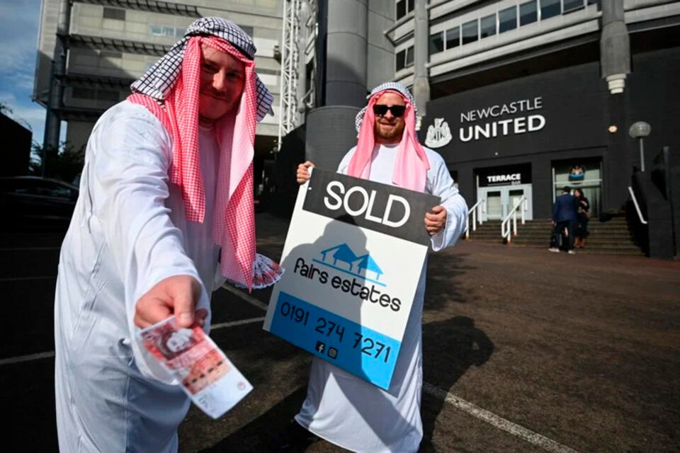 Hinchas de Newcastle, disfrazados de árabes, en las inmediaciones del estadio (Fuente: AFP)