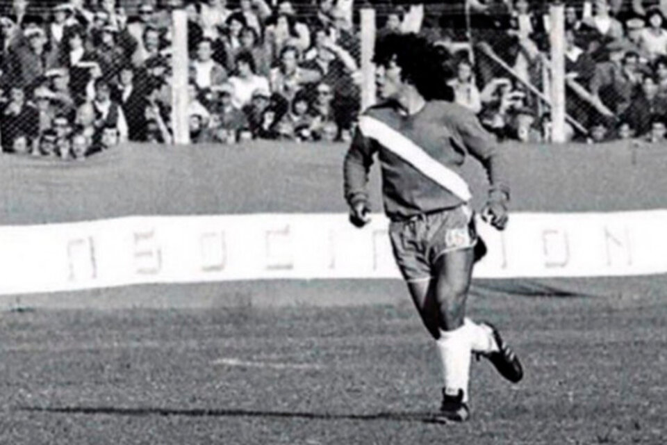 Diego Maradona en su debut en Primera con Argentinos Juniors