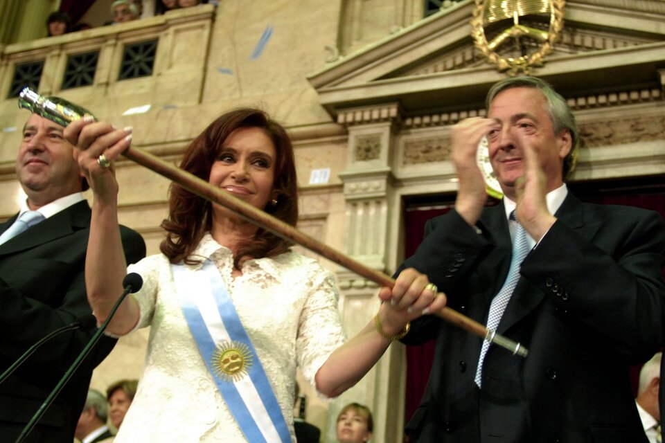 En 2007, Cristina Fernández de Kirchner se convierte en la primera mujer argentina elegida presidenta en las urnas.