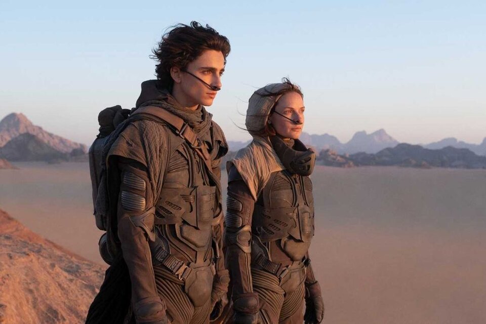 Timothée Chalamet y Rebecca Ferguson en el planeta Arrakis. 