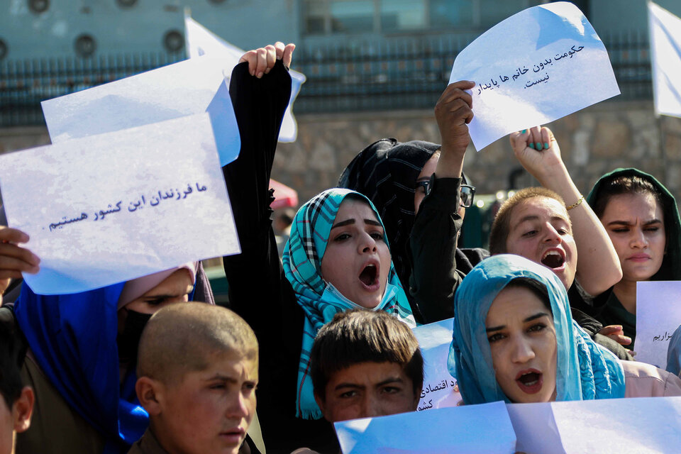 Una marcha de mujeres en Afganistán fue dispersada por los talibanes. (Fuente: EFE)