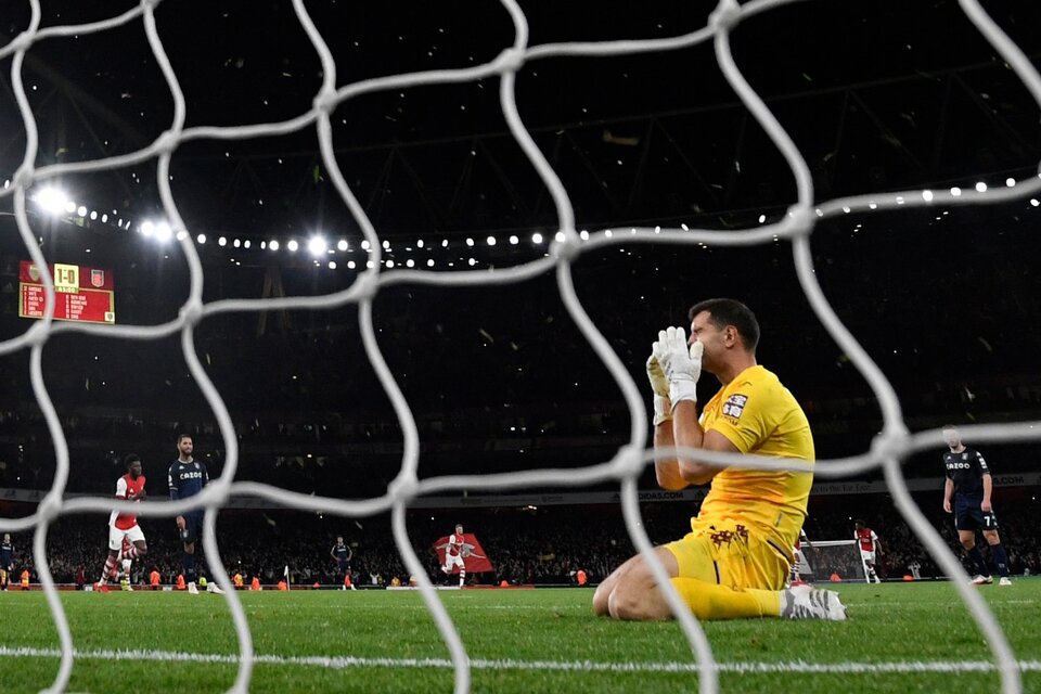 Dibu Martínez detuvo un penal, pero Aston Villa perdió 3-1 con Arsenal (Fuente: AFP)