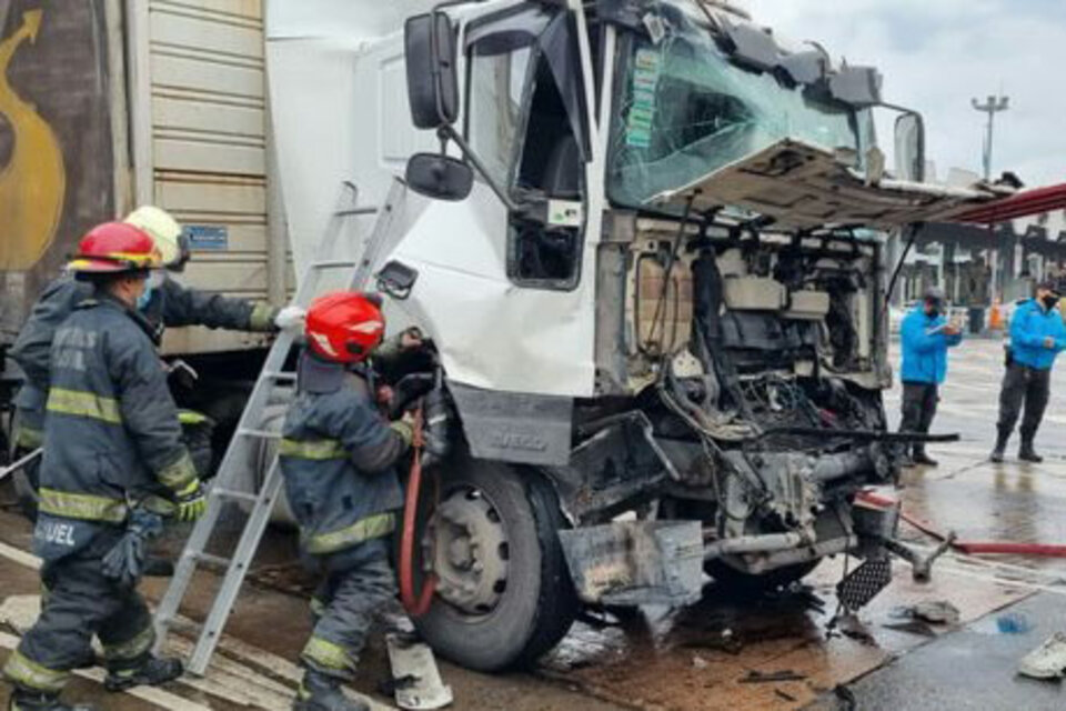 El camión que participó en el siniestro en la autopista Perito Moreno.