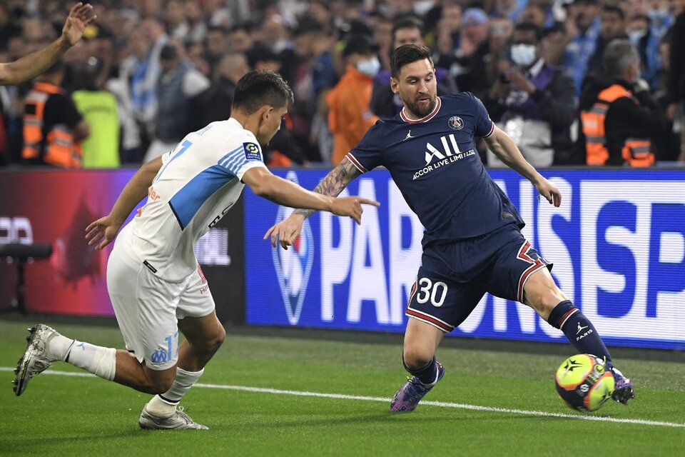 Lionel Messi, contra la línea y el turco Cengiz Ünder (Fuente: AFP)