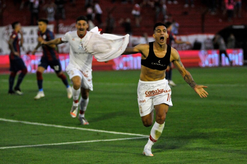Cristaldo se saca la camiseta para festejar su gol, el primero de Huracán (Fuente: Julio Mancini)