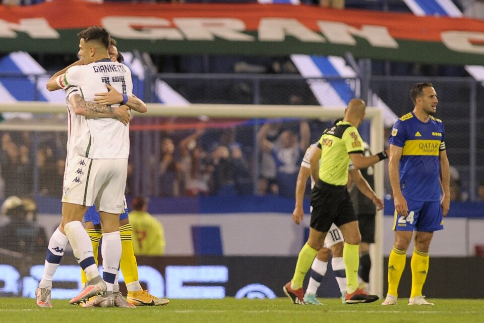 Mancuello festeja su gol con Giannetti; lo lamenta Izquierdoz (Fuente: Fotobaires)