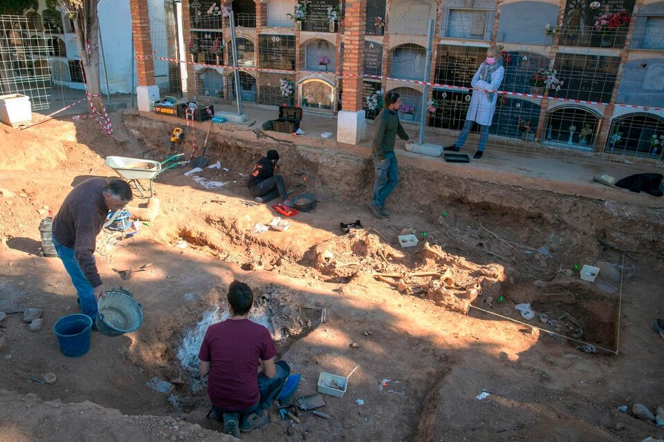 Excavación en el cementerio de Belchite en el que se encontraron dos fosas con restos de personas que habrían sido fusiladas durante la guerra civil española. (Fuente: AFP)