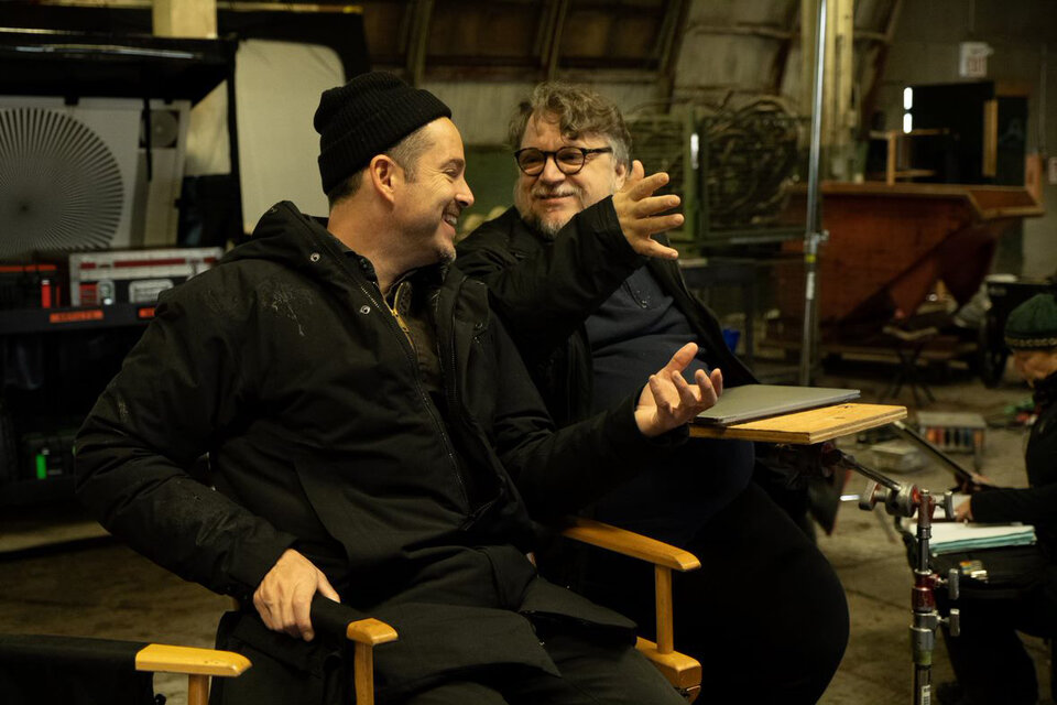 El director Stuart Cooper y su productor Guillermo del Toro en el rodaje de "Espíritus oscuros". 