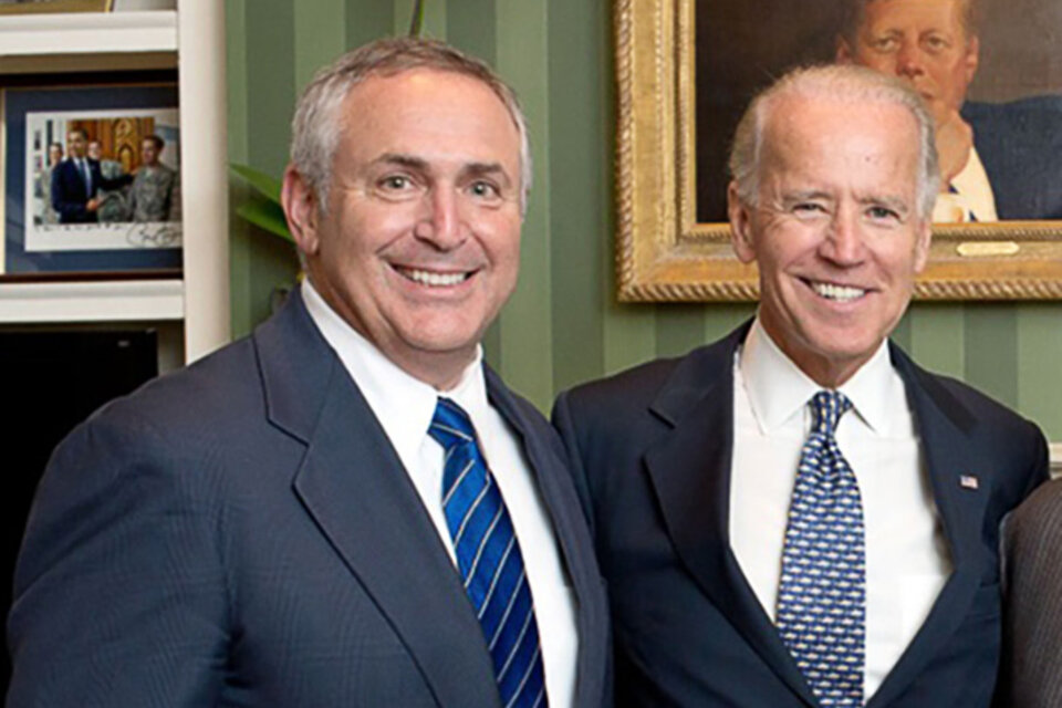 Marc Stanley, futuro embajador en Buenos Aires, junto al presidente Joe Biden. (Fuente: NA)
