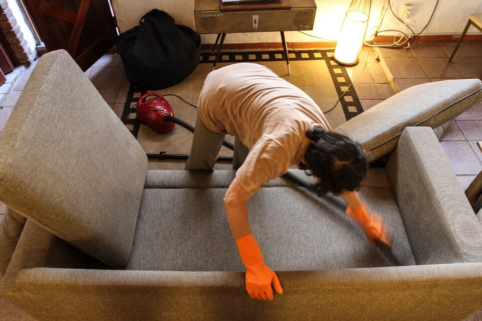 Cuánto cobrarán las empleadas de casas particulares en noviembre y diciembre: el Gobierno oficializó el aumento