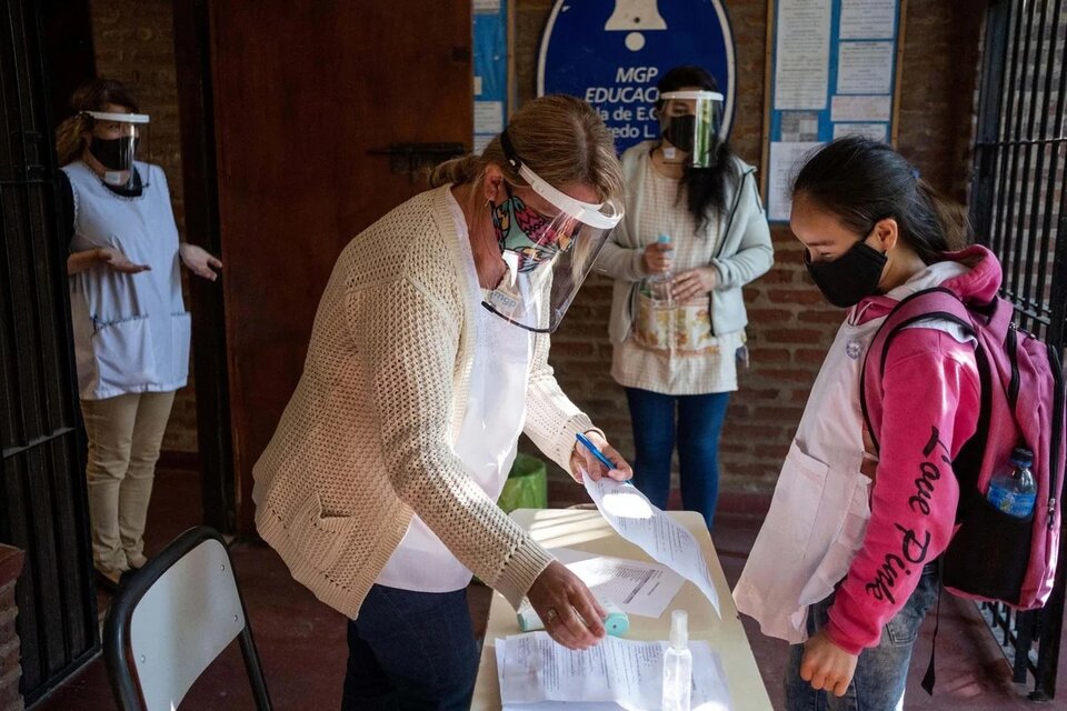 En la provincia de Buenos Aires se implementa un nuevo protocolo de medidas de cuidado por la covid en las escuelas. (Fuente: Télam)
